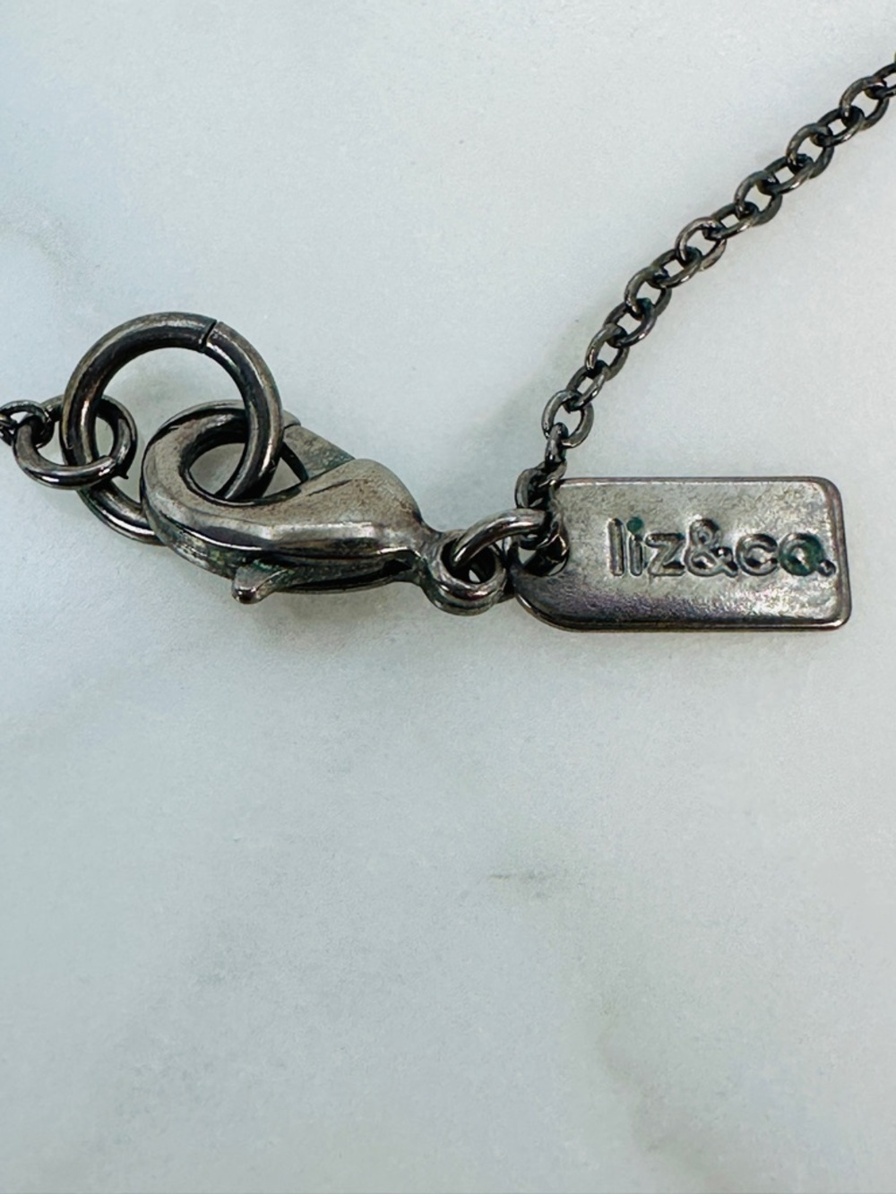 Round Faceted Olive Green Pendant Necklace Liz & Co Gunmetal Chain Signed Bold - Picture 3 of 10